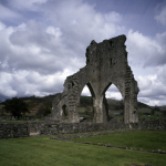 Ruines d'une Arche Gothique en Plein Air