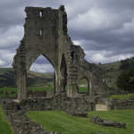 Ruines d'une ancienne abbaye sous un ciel nuageux