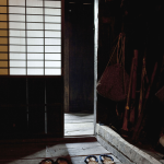 Entrée traditionnelle japonaise avec sandales au sol