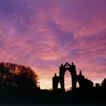 Silhouette d'une abbaye en ruine au coucher du soleil