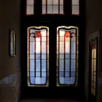 Vitrail Coloré Art Nouveau dans un Hall d'Entrée