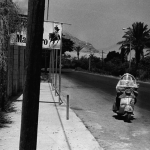 Vespa garée sur une route déserte en bordure de trottoir