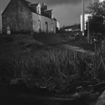 Maison en pierre sous un ciel nocturne