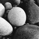 Gros plan de galets sur une plage