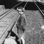 Enfant seul sur les voies ferrées