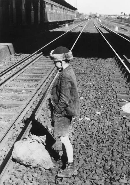 AKG71934.webp Enfant seul sur les voies ferrées – Image 1