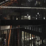 Escalier et architecture moderne avec éclairage au néon