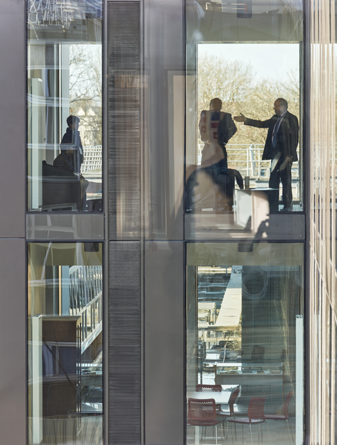 AKG7229689.webp Réunion d'affaires dans un immeuble en verre – Image 1