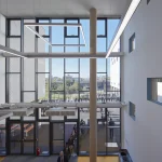 Intérieur moderne avec de grandes fenêtres et des personnes entrant