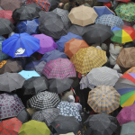 Vue aérienne de parapluies colorés lors d'une averse