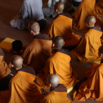 Moines bouddhistes en méditation collective