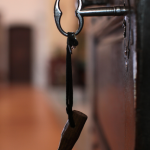 Vieille clé dans une serrure avec fond flou