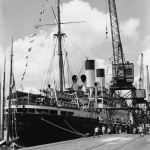 Navire à quai avec grue au port