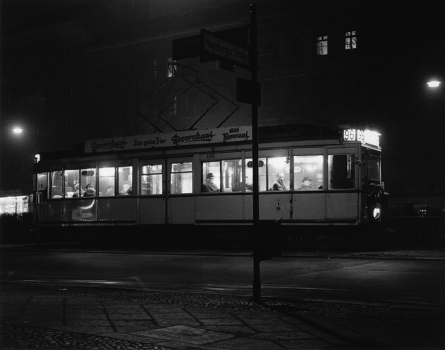 AKG728387.webp Tramway nocturne en noir et blanc – Image 1