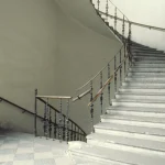 Escalier intérieur en colimaçon avec rampe en fer forgé