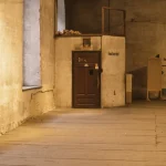 Vieil Entrepôt Abandonné avec Porte en Bois