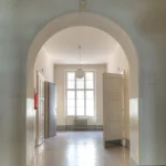 Couloir clair avec arc et portes ouvertes