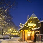 Village enneigé et illuminé en soirée
