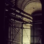 Ombres et tuyaux dans un tunnel industriel