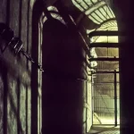 Ombres sur un mur dans un tunnel industriel