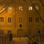 Façade d'un bâtiment européen sous la neige