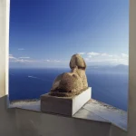 Sphinx en pierre avec vue sur la mer