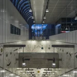Escalator dans une station de métro moderne