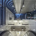 Escalator moderne dans une station de métro futuriste