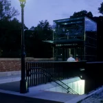 Entrée éclairée de la station de métro U4 Hütteldorf au crépuscule