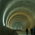 Vue intérieure d'un tunnel avec silhouettes
