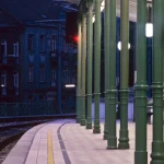 Gare ferroviaire vide au crépuscule