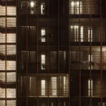 Façade illuminée d'un immeuble à étages de nuit