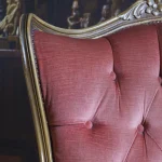 Détail d'un Fauteuil en Velours Rouge avec Décorations en Bois Sculpté