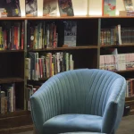 Chaise bleue dans une bibliothèque moderne