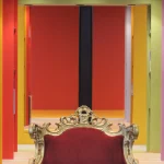 Fauteuil baroque dans un intérieur coloré moderne