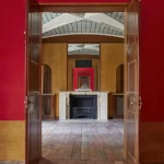 Intérieur avec portes en bois et cheminée