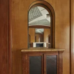 Miroir sur une armoire en bois dans une pièce rétro