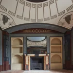 Salle Intérieure avec Plafond Arqué et Cheminée Ornée