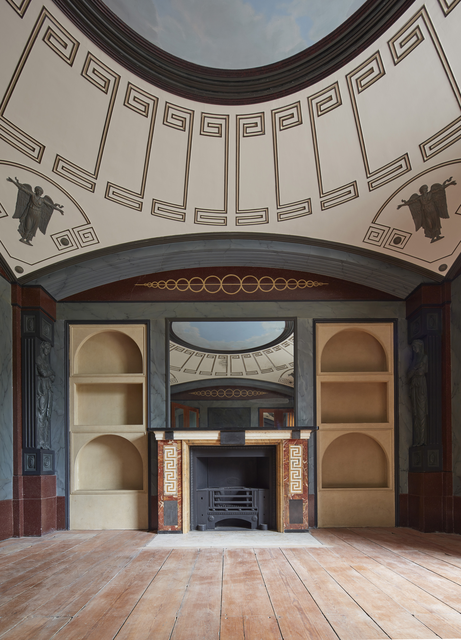 AKG7329304.webp Salle Intérieure avec Plafond Arqué et Cheminée Ornée – Image 1