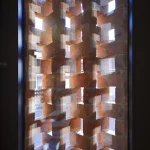 Vue à travers une cloison en briques ajourée