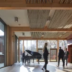 Gens dans une salle moderne avec piano à queue