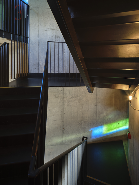 AKG7329668.webp Escalier Moderne en Métal dans un Bâtiment – Image 1