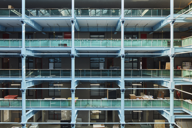 AKG7329835.webp Intérieur moderne d'un bâtiment en cours de rénovation – Image 1