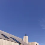 Maison moderne en bois sous un ciel bleu clair