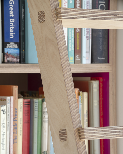 AKG7330256.webp Échelle en bois devant une bibliothèque – Image 1