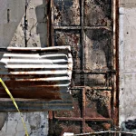 Porte en métal rouillé dans un bâtiment délabré