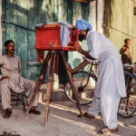 Photographe de rue avec une ancienne caméra en plein jour