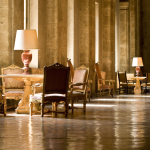 Salle de réception avec chaises anciennes et lampes en intérieur