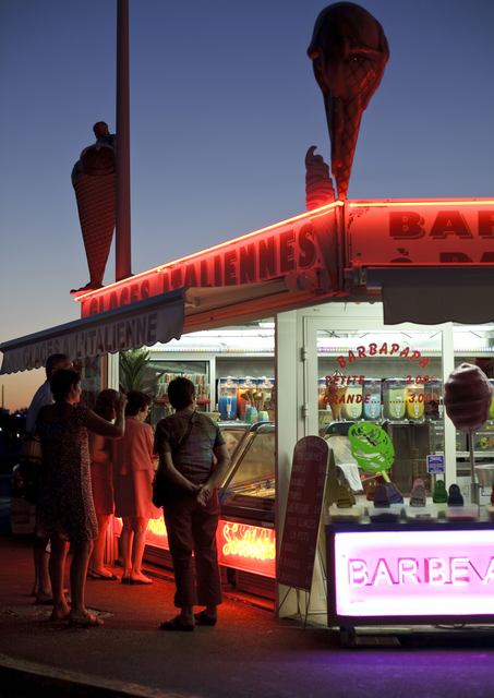 AKG7410605.webp Stand de Glaces Italiennes au Crépuscule – Image 1