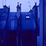 Vue nocturne sur les toits d'un immeuble européen